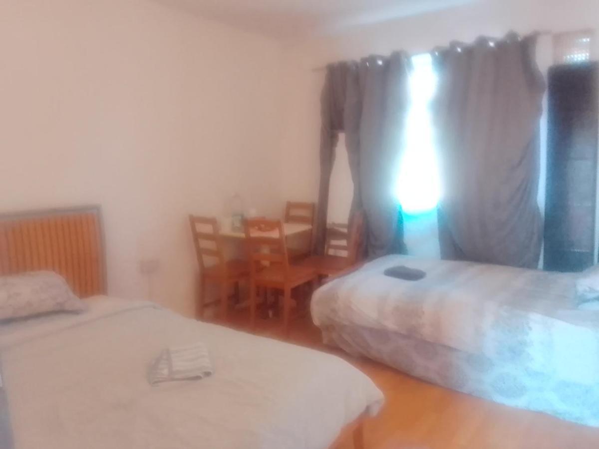 Private In 3 Bedroom Flat!! Ostello *
