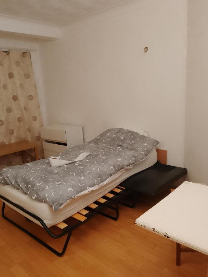 Private In 3 Bedroom Flat!! Ostello Londra