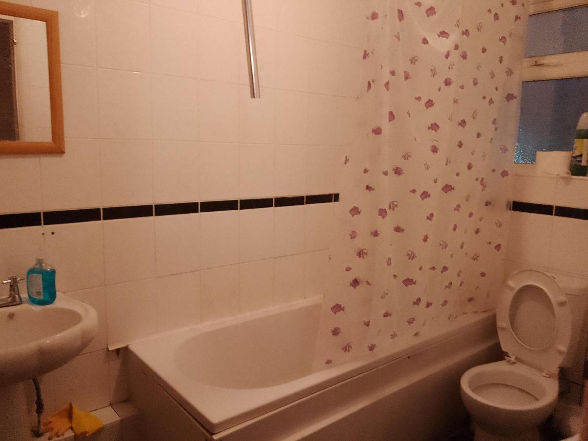 Private In 3 Bedroom Flat!! Ostello